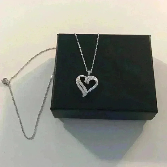 Macy’s new Cubic Zirconia Heart in fine silver - Picture 5 of 8